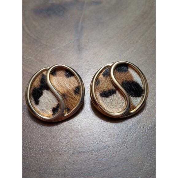 VINTAGE Bergere Clip-On Earrings Calico Cow Hair YIN-YANG Gold Tone 80s - Picture 1 of 6